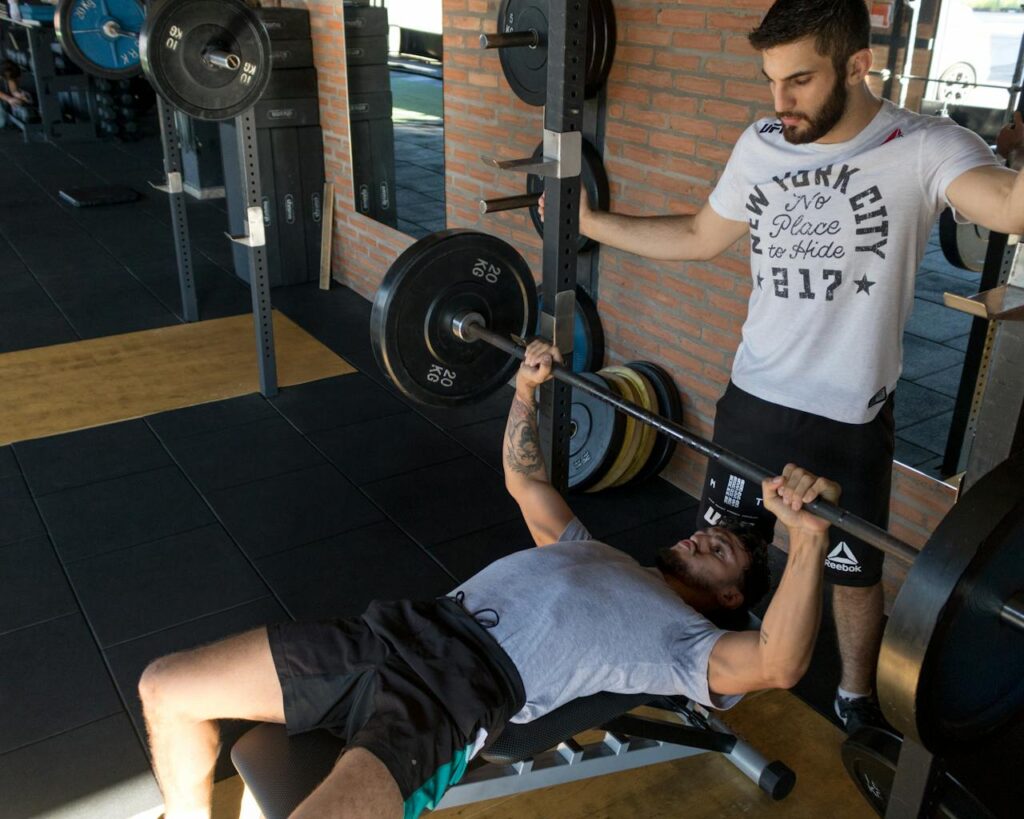 Trener i klijent na bench klupi